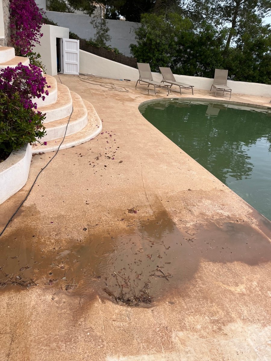 Stained pool surround and steps before cleaning