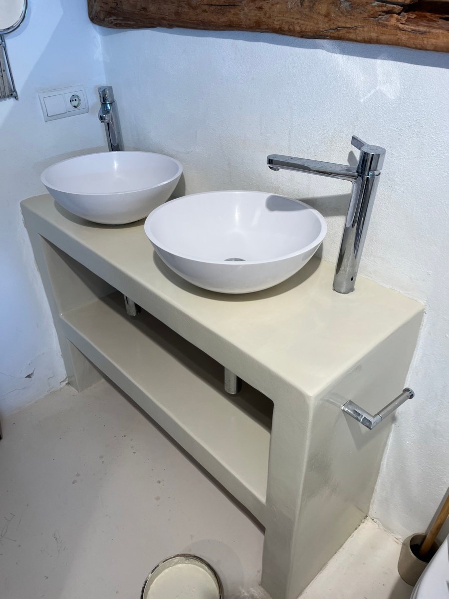 Bathroom with microcement double washbasin